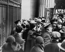 Police announce the news to depositors that the bank is closed. 1933 .