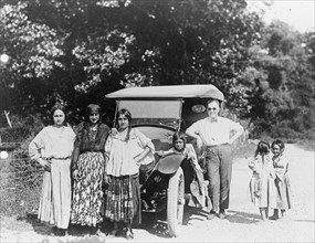 1930 USA. gypsy women and children, and man with automobile