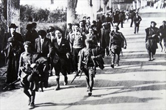 Loyalist Spanish soldiers guard captives