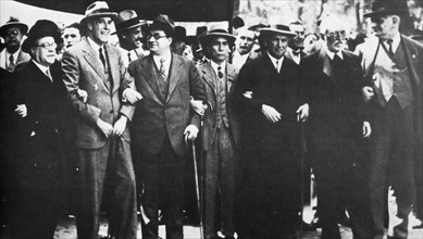 Julián Besteiro Fernández (tallest man with hat at centre)