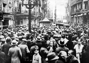 A crowd gathers in Madrid during a strike in 1930