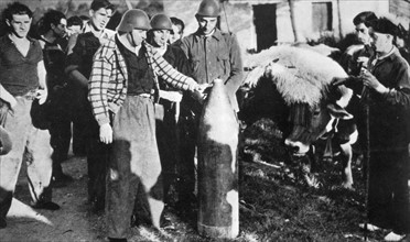 Spanish Civil War, republican soldiers show off unexploded shell