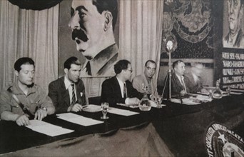 Joan Comorera talks to Rafael Vidiella, during the Spanish Civil War.