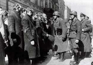 Photograph from Nowolipie Street with Josef Blösche stopping Jewish Rabbis