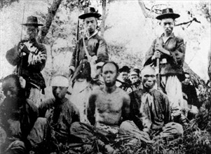 Photograph of Korean soldiers with Chinese captives during the first Sino-Japanese War