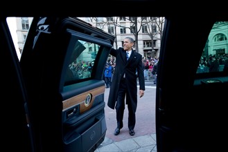 Photograph of President Barack Obama waving to watchers of the Presidential inaugural parade