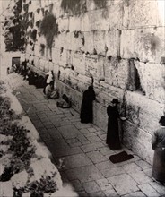 Jews praying at the western Wall in Jerusalem in Palestine 1920