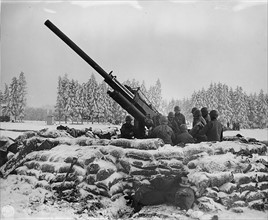 World war two: Gun crew of the US army ‘Black Widow’, 90 mm anti aircraft gun dug in outside Bastogne, Belgium 1945