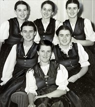 Photograph of Baroness Marie von Trapp (front) and five of her ten singing children