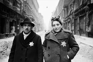 Photograph of a Jewish couple in the Warsaw Ghetto