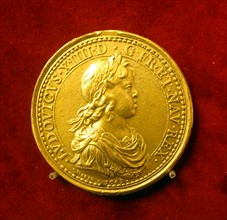 Gilt bronze coin depicting Louis XIII of France by Guillaume Dupré