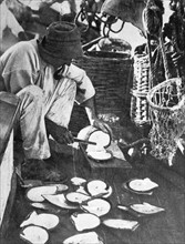 Pearl fisher on the Australian Barrier Reef opens oyster shells 1925
