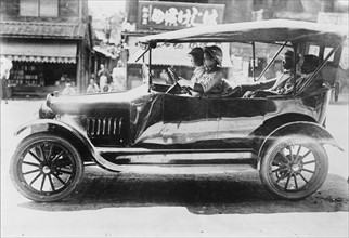 the first women chauffeurs of Japan.