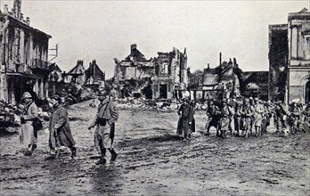 Residents and French Infantry in Chauny