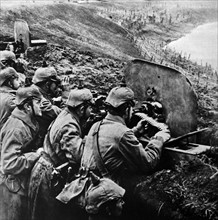 German soldiers using a machine gun during The Great War