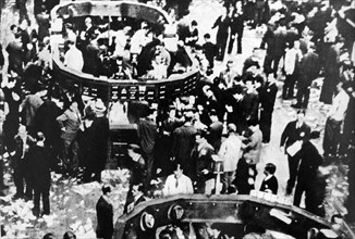 crowds of the floor of the Stock Exchange on Wall Street