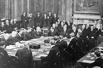 Austen Chamberlain and Stanley Baldwin sign the Locarno Treaty 1925.