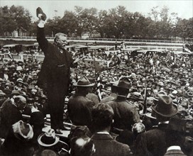 Ex-president Theodore Roosevelt speaks to crowds in Mineola.