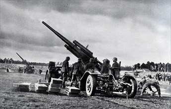 German army soldiers at an artillery position