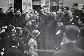 The Duce commemorates Corridoni: a typical gesture of Mussolini's oratory