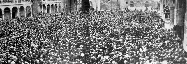 Rome, 1928 - Mussolini speaks to those gathered in Piazza Venezia