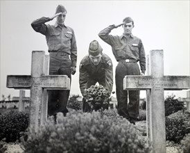 American soldiers in France pay tribute to fallen French soldiers at WWI