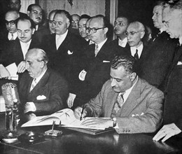 Nasser signing unity pact with Syrian president Shukri al-Quwatli