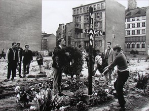 Photograph of Citizens of West Berlin erect a memorial for Peter Fechter,