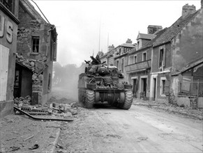 Char M4 Sherman dans un village en Normandie en juin 1944