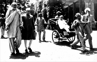 Abdul Ghaffar Khan and Jawaharlal Nehru walk to a meeting