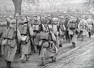 French infantry group passes by German prisoners of war during WWI