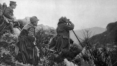 Italian gunners take observations in the Dolomites