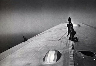 Crewmen repairing a Zeppelin mid-flight