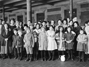 Photograph of immigrant children arriving in New York through Ellis Island 1910