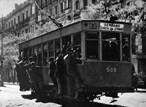 Photograph showing an overcrowded tram during rush hour in Madrid