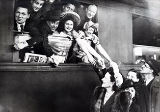 Photograph of French actors and singers leaving Paris to entertain French prisoners of War in Germany