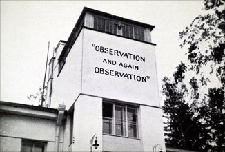 Photograph of the upper part of the laboratory building in Koltushy, with Pavlov's motto "Observation and again Observation"