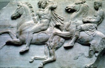 Horsemen depicted din a marble relief