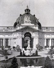 Photograph of the interior garden of the Little Palace.