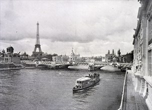 Photograph of the walkway of Alma; view over the Seine looking towards the Eiffel Tower