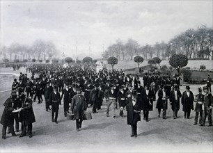 Photograph of a crowd of civil servants arriving in Les Tuileries