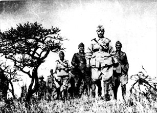Pendant la guerre d'Ethiopie, le maréchal Badoglio (Italie) et son état-major sur le front, janvier 1936