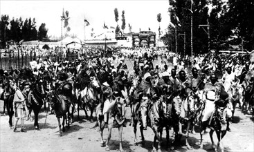Ras, chefs de tribus et guerriers quittant Addis Abbeba pour le front, accompagnés de la garde impériale