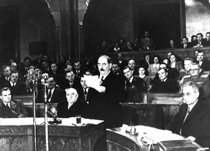 Imre Nagy, 1er ministre de Hongrie, s'adressant au parlement hongrois, 1953