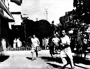 Palestine, état de siège, des habitants courrant acheter des provisions, 1948