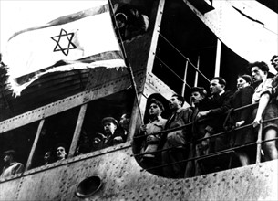 Retour en Palestine des réfugiés juifs. Ils font partie du 1er groupe en rapatriement des 13 000 qui furent emmenés à Chypre. A bord du navire "L'Empire royal", ils rentrent à Haïfa en chantant l'hymn...