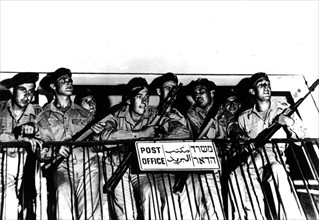 Palestine, troupes anglaises occupant le bureau de poste de Nathania, 1947