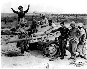 Affaire de Suez, soldats israéliens examinant de l'artillerie soviétique prise aux Egyptiens, 1956