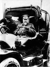 Guerre des Balkans, le roi Ferdinand de Bulgarie parcourant en voiture les territoires où ses troupes furent victorieuses