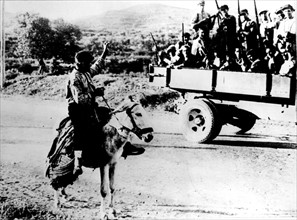 Paysan saluant des miliciens républicains espagnols, 1936